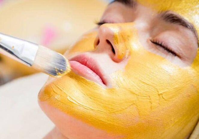 Turmeric maskara gaztetzen